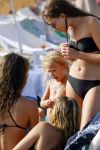 ibiza 29 juli 2015
Wendy v Dijk met Sem Lizzy haar moeder en man Erland Galjaard en zijn kinderen uit eerste huwelijk op strand van Coco beach. Herman den Blijker zijn zoon en vrouw alsmede John Ewbank dochter Day en Kelly Weekers zijn ook aanwezig
