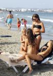 ibiza 29 juli 2015
Wendy v Dijk met Sem Lizzy haar moeder en man Erland Galjaard en zijn kinderen uit eerste huwelijk op strand van Coco beach. Herman den Blijker zijn zoon en vrouw alsmede John Ewbank dochter Day en Kelly Weekers zijn ook aanwezig