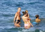 ibiza 29 juli 2015
Wendy v Dijk met Sem Lizzy haar moeder en man Erland Galjaard en zijn kinderen uit eerste huwelijk op strand van Coco beach. Herman den Blijker zijn zoon en vrouw alsmede John Ewbank dochter Day en Kelly Weekers zijn ook aanwezig