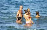 ibiza 29 juli 2015
Wendy v Dijk met Sem Lizzy haar moeder en man Erland Galjaard en zijn kinderen uit eerste huwelijk op strand van Coco beach. Herman den Blijker zijn zoon en vrouw alsmede John Ewbank dochter Day en Kelly Weekers zijn ook aanwezig