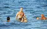 ibiza 29 juli 2015
Wendy v Dijk met Sem Lizzy haar moeder en man Erland Galjaard en zijn kinderen uit eerste huwelijk op strand van Coco beach. Herman den Blijker zijn zoon en vrouw alsmede John Ewbank dochter Day en Kelly Weekers zijn ook aanwezig