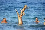 ibiza 29 juli 2015
Wendy v Dijk met Sem Lizzy haar moeder en man Erland Galjaard en zijn kinderen uit eerste huwelijk op strand van Coco beach. Herman den Blijker zijn zoon en vrouw alsmede John Ewbank dochter Day en Kelly Weekers zijn ook aanwezig