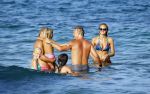 ibiza 29 juli 2015
Wendy v Dijk met Sem Lizzy haar moeder en man Erland Galjaard en zijn kinderen uit eerste huwelijk op strand van Coco beach. Herman den Blijker zijn zoon en vrouw alsmede John Ewbank dochter Day en Kelly Weekers zijn ook aanwezig