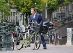 Amsterdam 10 augustus 2015
Lodewijk Asscher en zijn vrouw Jildau Pinau op de bakfiets in amsterdam.