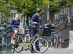Amsterdam 10 augustus 2015
Lodewijk Asscher en zijn vrouw Jildau Pinau op de bakfiets in amsterdam.
