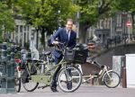 Amsterdam 10 augustus 2015
Lodewijk Asscher en zijn vrouw Jildau Pinau op de bakfiets in amsterdam.