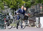 Amsterdam 10 augustus 2015
Lodewijk Asscher en zijn vrouw Jildau Pinau op de bakfiets in amsterdam.