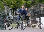 Amsterdam 10 augustus 2015
Lodewijk Asscher en zijn vrouw Jildau Pinau op de bakfiets in amsterdam.