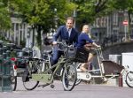 Amsterdam 10 augustus 2015
Lodewijk Asscher en zijn vrouw Jildau Pinau op de bakfiets in amsterdam.
