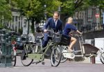 Amsterdam 10 augustus 2015
Lodewijk Asscher en zijn vrouw Jildau Pinau op de bakfiets in amsterdam.