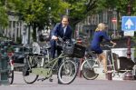 Amsterdam 10 augustus 2015
Lodewijk Asscher en zijn vrouw Jildau Pinau op de bakfiets in amsterdam.