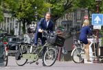 Amsterdam 10 augustus 2015
Lodewijk Asscher en zijn vrouw Jildau Pinau op de bakfiets in amsterdam.