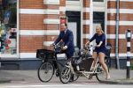 Amsterdam 10 augustus 2015
Lodewijk Asscher en zijn vrouw Jildau Pinau op de bakfiets in amsterdam.