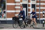 Amsterdam 10 augustus 2015
Lodewijk Asscher en zijn vrouw Jildau Pinau op de bakfiets in amsterdam.