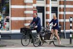 Amsterdam 10 augustus 2015
Lodewijk Asscher en zijn vrouw Jildau Pinau op de bakfiets in amsterdam.
