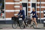 Amsterdam 10 augustus 2015
Lodewijk Asscher en zijn vrouw Jildau Pinau op de bakfiets in amsterdam.