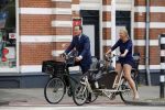 Amsterdam 10 augustus 2015
Lodewijk Asscher en zijn vrouw Jildau Pinau op de bakfiets in amsterdam.