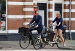 Amsterdam 10 augustus 2015
Lodewijk Asscher en zijn vrouw Jildau Pinau op de bakfiets in amsterdam.