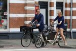 Amsterdam 10 augustus 2015
Lodewijk Asscher en zijn vrouw Jildau Pinau op de bakfiets in amsterdam.