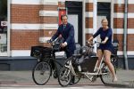 Amsterdam 10 augustus 2015
Lodewijk Asscher en zijn vrouw Jildau Pinau op de bakfiets in amsterdam.
