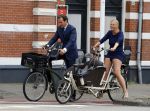 Amsterdam 10 augustus 2015
Lodewijk Asscher en zijn vrouw Jildau Pinau op de bakfiets in amsterdam.