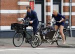 Amsterdam 10 augustus 2015
Lodewijk Asscher en zijn vrouw Jildau Pinau op de bakfiets in amsterdam.