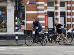 Amsterdam 10 augustus 2015
Lodewijk Asscher en zijn vrouw Jildau Pinau op de bakfiets in amsterdam.