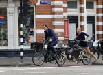 Amsterdam 10 augustus 2015
Lodewijk Asscher en zijn vrouw Jildau Pinau op de bakfiets in amsterdam.