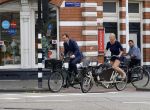 Amsterdam 10 augustus 2015
Lodewijk Asscher en zijn vrouw Jildau Pinau op de bakfiets in amsterdam.