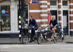 Amsterdam 10 augustus 2015
Lodewijk Asscher en zijn vrouw Jildau Pinau op de bakfiets in amsterdam.