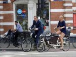 Amsterdam 10 augustus 2015
Lodewijk Asscher en zijn vrouw Jildau Pinau op de bakfiets in amsterdam.