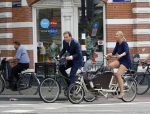Amsterdam 10 augustus 2015
Lodewijk Asscher en zijn vrouw Jildau Pinau op de bakfiets in amsterdam.