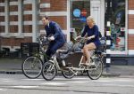 Amsterdam 10 augustus 2015
Lodewijk Asscher en zijn vrouw Jildau Pinau op de bakfiets in amsterdam.