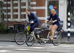 Amsterdam 10 augustus 2015
Lodewijk Asscher en zijn vrouw Jildau Pinau op de bakfiets in amsterdam.