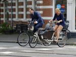 Amsterdam 10 augustus 2015
Lodewijk Asscher en zijn vrouw Jildau Pinau op de bakfiets in amsterdam.