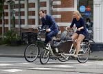 Amsterdam 10 augustus 2015
Lodewijk Asscher en zijn vrouw Jildau Pinau op de bakfiets in amsterdam.