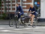 Amsterdam 10 augustus 2015
Lodewijk Asscher en zijn vrouw Jildau Pinau op de bakfiets in amsterdam.