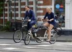 Amsterdam 10 augustus 2015
Lodewijk Asscher en zijn vrouw Jildau Pinau op de bakfiets in amsterdam.