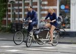 Amsterdam 10 augustus 2015
Lodewijk Asscher en zijn vrouw Jildau Pinau op de bakfiets in amsterdam.
