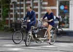 Amsterdam 10 augustus 2015
Lodewijk Asscher en zijn vrouw Jildau Pinau op de bakfiets in amsterdam.