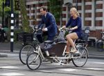 Amsterdam 10 augustus 2015
Lodewijk Asscher en zijn vrouw Jildau Pinau op de bakfiets in amsterdam.