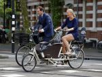 Amsterdam 10 augustus 2015
Lodewijk Asscher en zijn vrouw Jildau Pinau op de bakfiets in amsterdam.