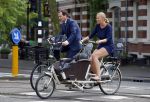 Amsterdam 10 augustus 2015
Lodewijk Asscher en zijn vrouw Jildau Pinau op de bakfiets in amsterdam.