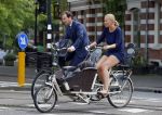 Amsterdam 10 augustus 2015
Lodewijk Asscher en zijn vrouw Jildau Pinau op de bakfiets in amsterdam.