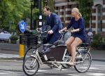 Amsterdam 10 augustus 2015
Lodewijk Asscher en zijn vrouw Jildau Pinau op de bakfiets in amsterdam.
