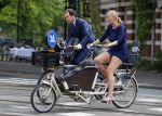 Amsterdam 10 augustus 2015
Lodewijk Asscher en zijn vrouw Jildau Pinau op de bakfiets in amsterdam.