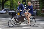 Amsterdam 10 augustus 2015
Lodewijk Asscher en zijn vrouw Jildau Pinau op de bakfiets in amsterdam.