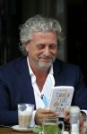 Amsterdam 25 juni 2015
Mark Teurlings met zijn boek op terras bij v Dam