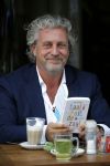 Amsterdam 25 juni 2015
Mark Teurlings met zijn boek op terras bij v Dam