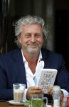 Amsterdam 25 juni 2015
Mark Teurlings met zijn boek op terras bij v Dam